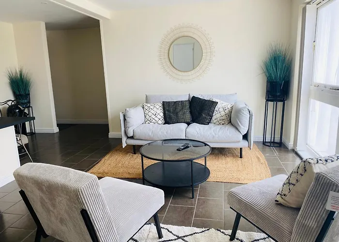 Seaview And Poolside Apt 18 Central Location