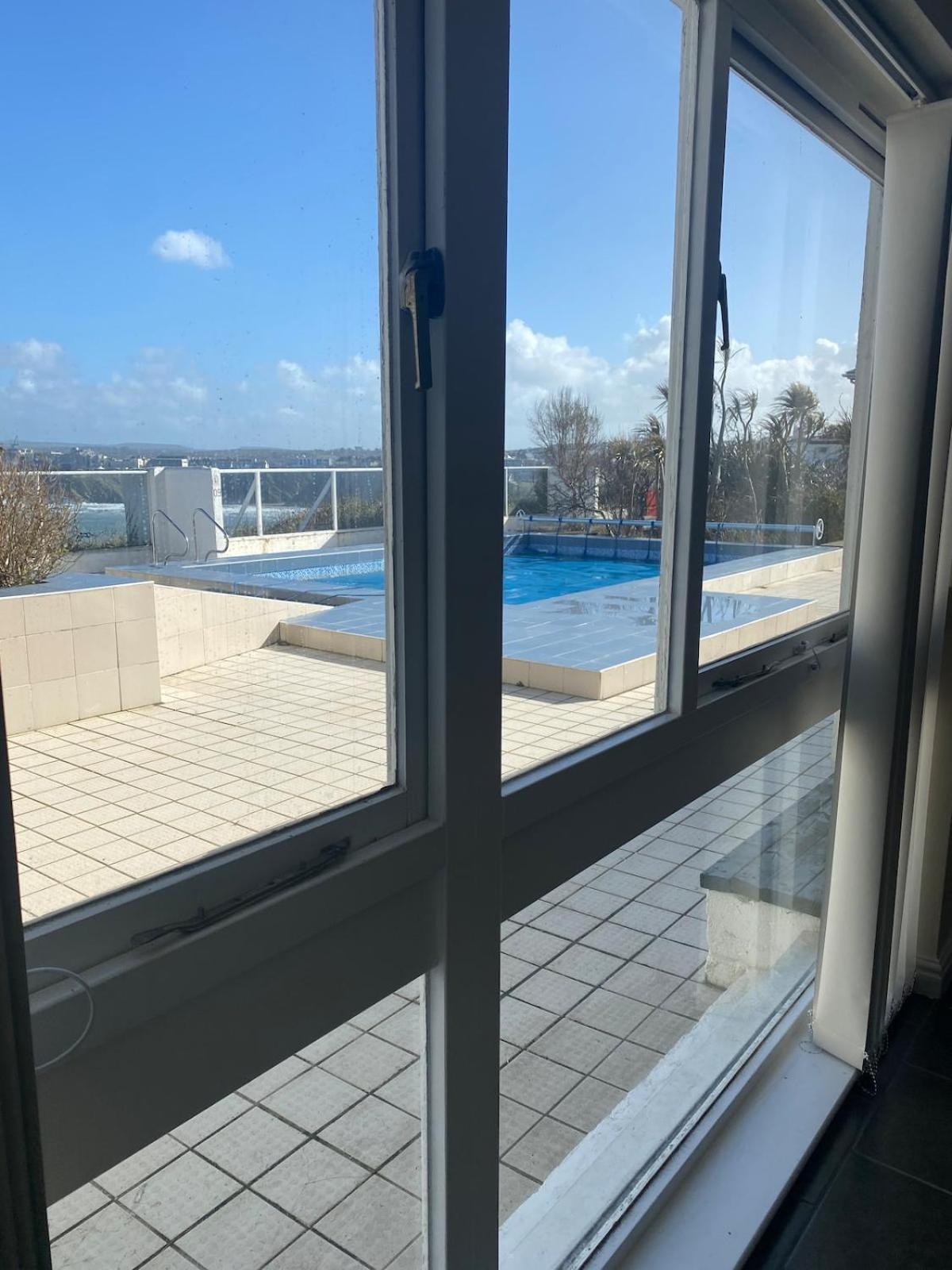 Seaview And Poolside 18 Location Apartment