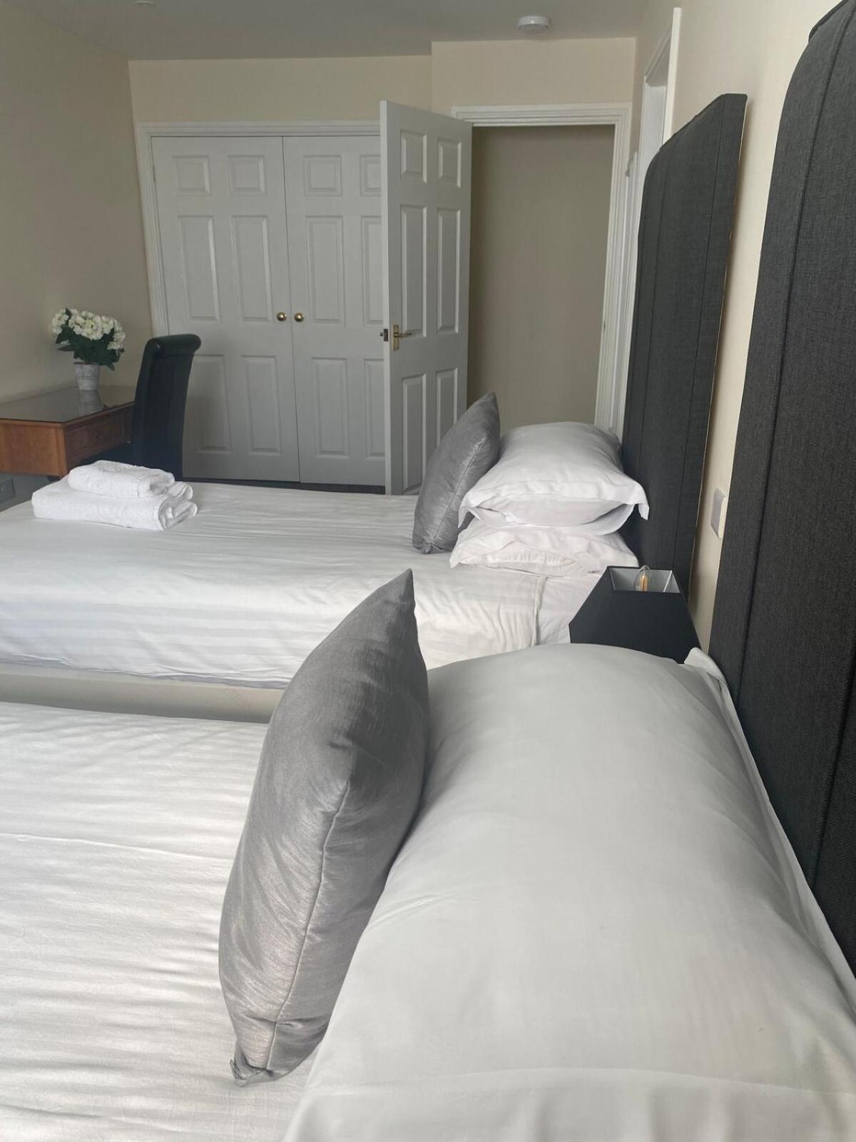 Seaview And Poolside 18 Location Apartment